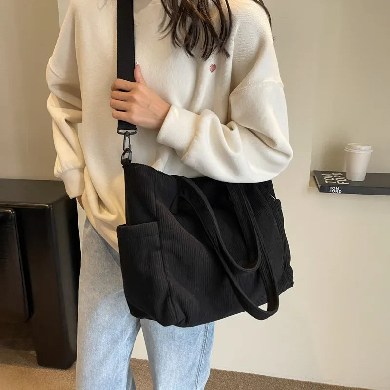 Shoulder-Bag  in use